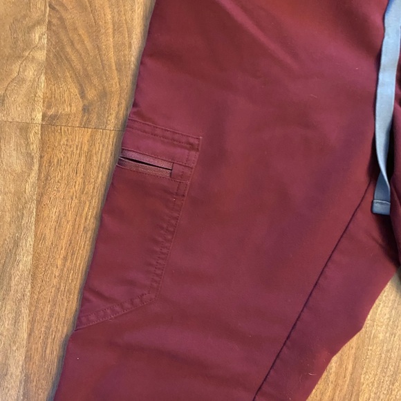 FIGS SCRUB SET - Picture 2 of 3